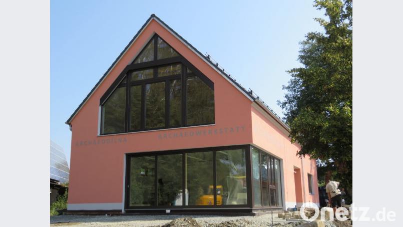 Noch ist die ArchaeoWerkstatt selbst eine Baustelle. Am Dienstag muss alles fertig sein. Dann soll das neue Gebäude, das im Außenbereich des Geschichtsparks steht, für Studenten aus Prag, Pilsen und Bamberg zum Lehr- und Lernort werden. Zur feierlichen Einweihung werden auch internationale Gäste erwartet. Bild: ubb