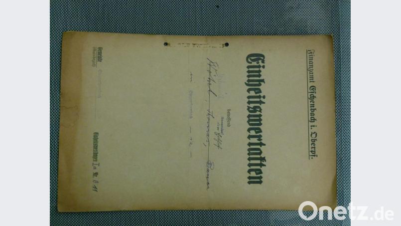 Der Einband der Einheitswertakte des ehemaligen Erbhofbauern Thomas Wöhrl aus Stegenthumbach ist eines der wenigen Nachweise zum Finanzamt Eschenbach Bild: rn