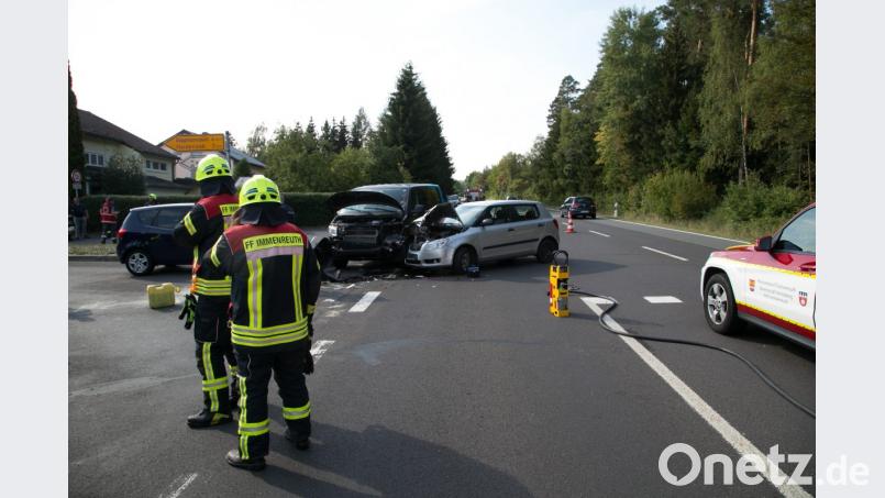 Bei einem Verkehrsunfall in Immenreuth wird die Unfallverursacherin leicht verletzt. An den drei beteigten Autos entsteht ein Schaden von 20 000 Euro. Bild: rw