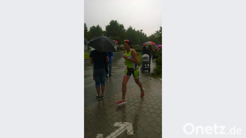 Kerstin Hagerer im strömenden Regen auf dem Weg ins Ziel. Bild: bha