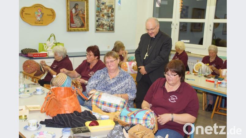 Aufmerksam verfolgt Diözesanbischof Rudolf Voderholzer die filigrane Tätigkeit der Klöpplerinnen. Bild: mmj