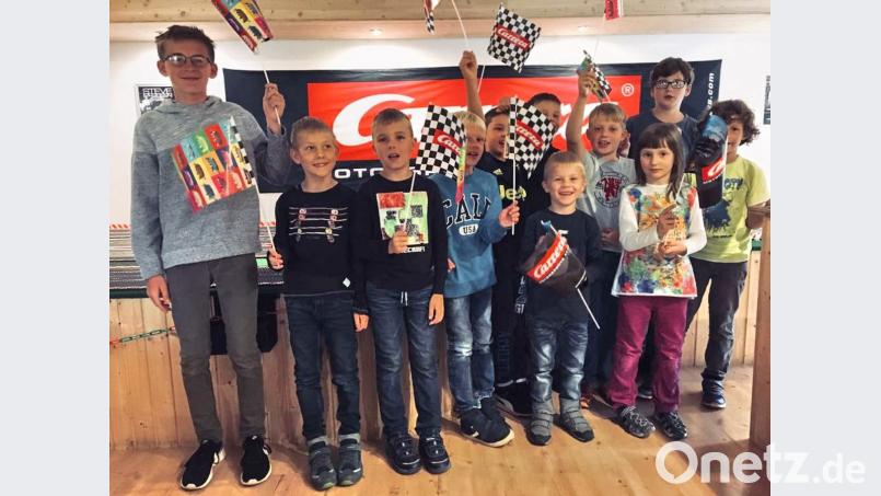 Spaß haben die Buben und Mädchen bei der Ferienaktion auf der Carrer-Bahn. Bild: hai