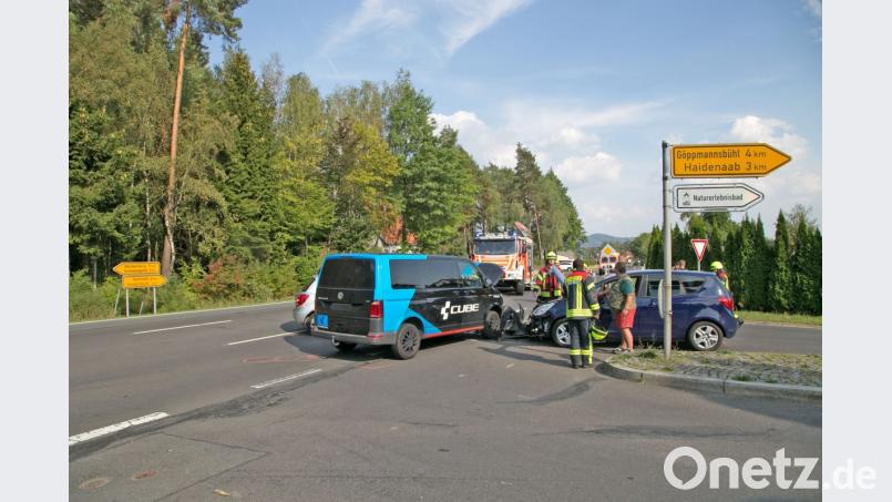 Bei einem Verkehrsunfall in Immenreuth wird die Unfallverursacherin leicht verletzt. An den drei beteigten Autos entsteht ein Schaden von 20 000 Euro. Bild: rw