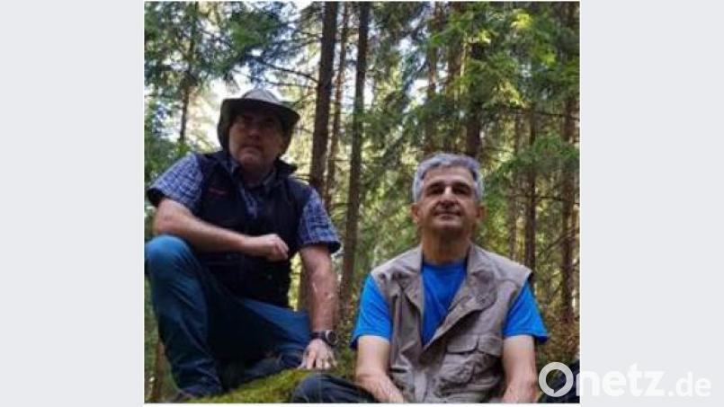 Erstmals lädt Michael Schneider (links) gemeinsam mit dem BLSV-Übungsleiter Thomas Zernak zum Waldbaden unter dem Motto „Wald mit allen Sinnen erleben“ im Steinwald bei der Glasschleife ein. Bild: Brendel, Hubert (BR)