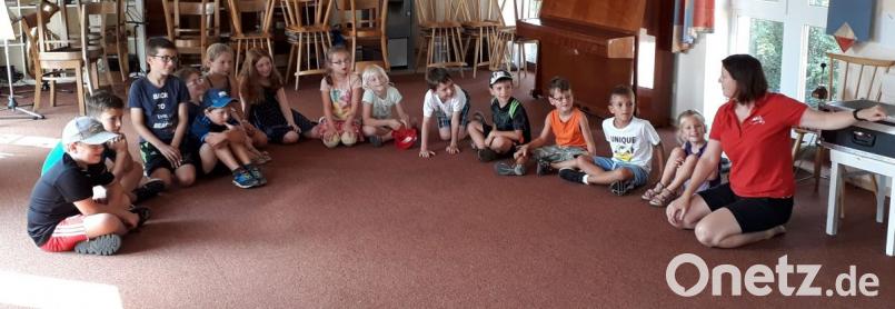 Bei Musikspiel der Stadtkapelle Pfreimd lernten Kinder verschiedene Möglichkeiten kennen um mit Rhythmus zu experimentieren und eigene Rhythmen zu entwickeln. Hier lernen sie bei Carola Eckert (rechts) die Kunst der &quot;Body-Percussion&quot;. Bild: hir