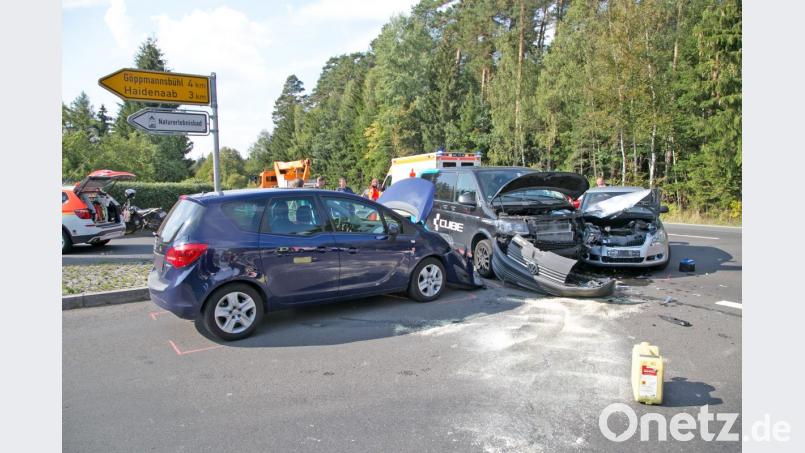Bei einem Verkehrsunfall in Immenreuth wird die Unfallverursacherin leicht verletzt. An den drei beteigten Autos entsteht ein Schaden von 20 000 Euro. Bild: rw