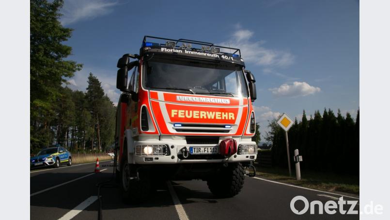 Bei einem Verkehrsunfall in Immenreuth wird die Unfallverursacherin leicht verletzt. An den drei beteigten Autos entsteht ein Schaden von 20 000 Euro. Bild: rw