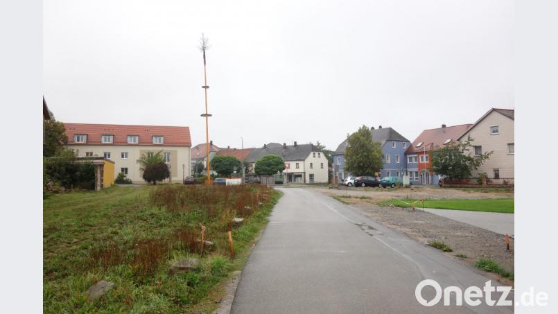 Trotz erheblicher Kostensteigerung sprach Bürgermeister Rainer Gäbl von einem wirtschaftlichen Angebot und rechnete mit einem Ausbau der Heubachgasse (im Vordergrund) bis zum Tillyplatz noch in diesem Jahr. Bild: fjo