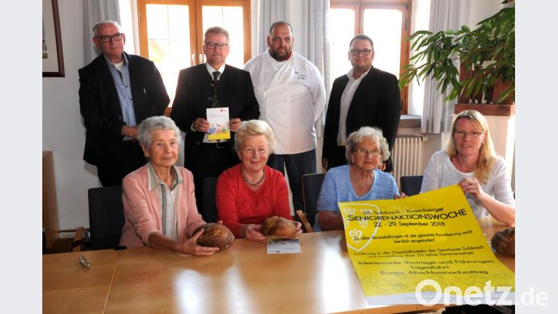 Die Mitglieder des Seniorenbeirates (mit dem neuen Brot) sind ebenso stolz auf die 25 Jahre Aktionswoche wie Seniorenbeauftragter Andreas Knopp, Bäckermeister Wolfgang Fischer und Bürgermeister Michael Göth (hinten, von rechts). Bild: ge