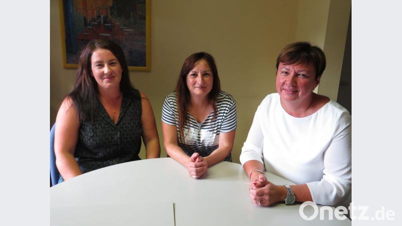 Marion Schärtl (links) legte zusammen mit ihren SPD-Stadtratskolleginnen Rita Holzgartner (Mitte) und Evi Thanheiser (rechts) Gründe dar, warum sie das Haus in der Altstadt nun doch nicht kaufen wird. Bild: Tietz