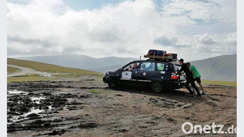 Im Matsch auf der Transalpina steckengeblieben: Da muss die Truppe um Moritz Termer das Auto schieben. Bild: exb