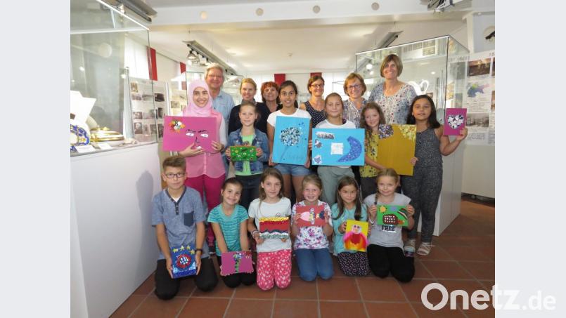 Stolz präsentierten die Kinder am Ende des Bastelnachmittags den Vereinsmitgliedern sowie der Vorsitzenden Petra Schicker (Zweiter von links) ihre schönen Collagen. Bild: ubb