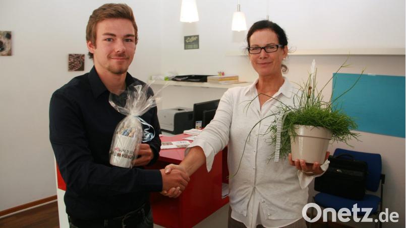 Ein herzliches Willkommen wünschte Bürgermeisterin Friederike Sonnemann (rechts) dem neuen Ansprechpartner im Nachbarschaftshilfebüro, Maximilian Farmbauer (links), der in der Kösseinestadt sein „Freiwilliges soziales Jahr“ ableistet. Bild: wro