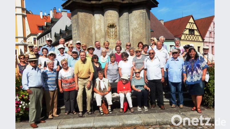 Die Senioren aus Waldsassen vor der Dreifaltigkeitssäule auf dem Marktplatz von Ellbogen. Bild: exb