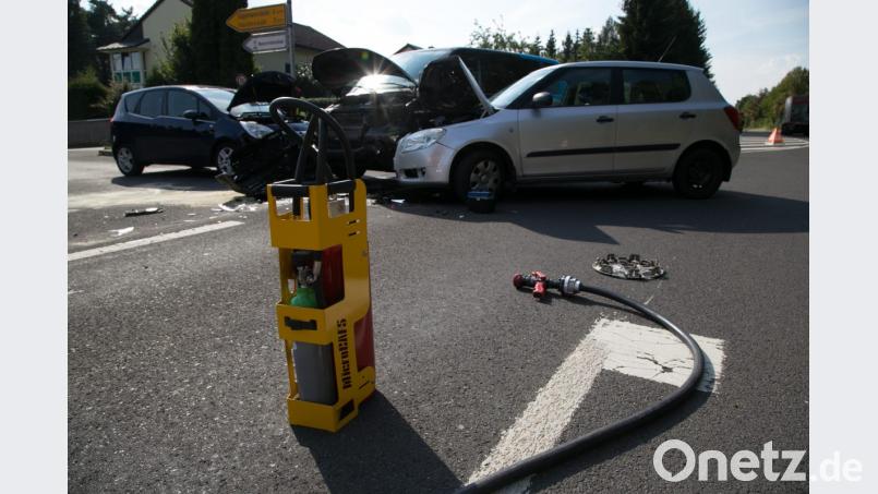 Bei einem Verkehrsunfall in Immenreuth wird die Unfallverursacherin leicht verletzt. An den drei beteigten Autos entsteht ein Schaden von 20 000 Euro. Bild: rw