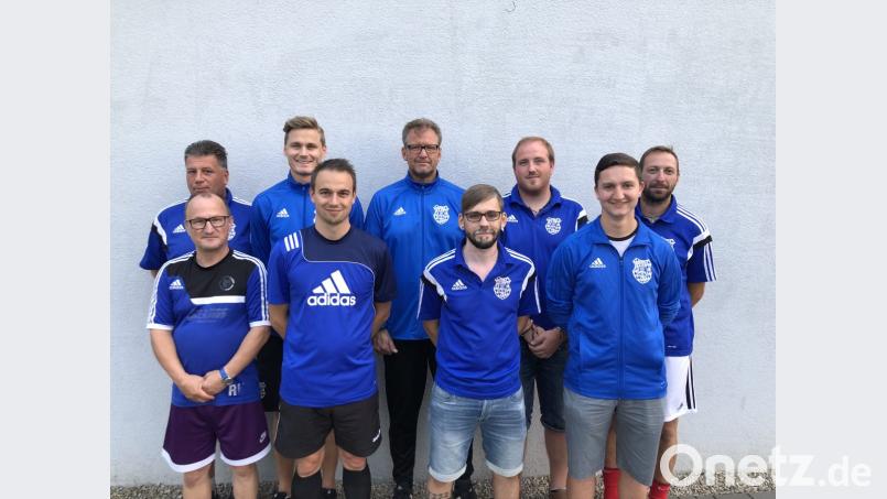 Den Fußballnachwuchs der Spielgemeinschaft Rosenberg/Loderhof/Traßlberg/Kauerhof betreut das Trainerteam (hinten, von links) Jürgen Muhr, Stefan Luber, Frank Kokott, Mario Gurdan , Jonny Richter, (vorne, von links) Robert Kreitlein, Stephan Müller, Dennis Zeilmaier und Fabian Meyer. Bild: kok