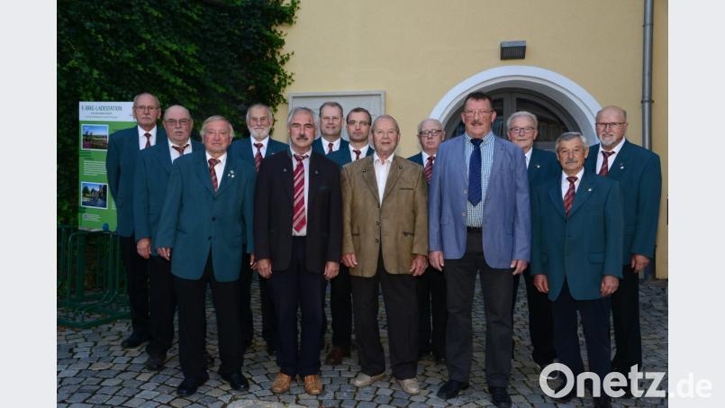 Josef Häusler (vordere Reihe, Mitte) feiert im Kreis seiner Sangesbrüder vom Männergesangverein "Lyra" Luhe seinen Geburtstag nach. Bürgermeister Karl-Heinz Preißer (vorne, Zweiter von links) gratuliert namens der Marktgemeinde. Bild: bey