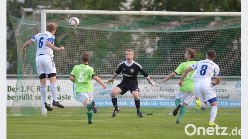 Völlig unbedrängt köpft Manuel Trenz (links) zum 2:0 für den SV 08 Auerbach ein. Riedens Keeper Alexander Feigl (Mitte) ist machtlos bei diesem präzisen Ball in die lange Ecke Bild: ref
