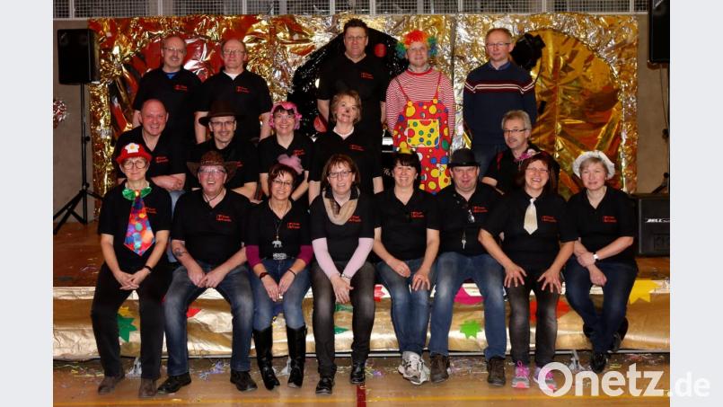 Seit 25 Jahren eine bunte Truppe: der Familienkreis &quot;Team Familie&quot; der Kolpingsfamilie Pfreimd kann heuer &quot;silbernes Jubiläum&quot; feiern. Hier präsentieren sich die Mitglieder beim Kinderfasching zusammen mit ihrer Sprecherin Renate Most (1. Reihe, 2. von rechts) Bild: hir