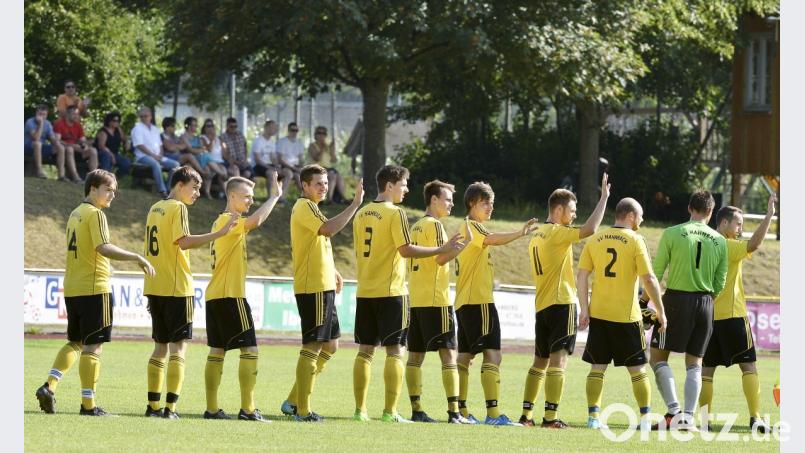 Die Hahnbacher Spieler winken ihren Fans zu. Die sahen in dieser Saison in drei Heimspielen drei Siege ihrer Mannschaft, auswärts ist die Bilanz allerdings deutlich schlechter: Fünf Partien und nur zwei Punkte. Bild: Hubert Ziegler