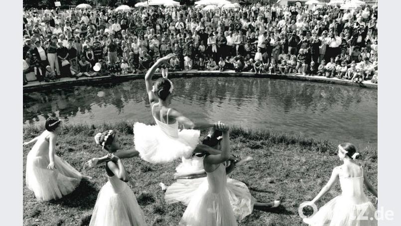 Elegante Tänzerinnen: Eine Ballettschule zeigte beim Baustellenfest auf dem Gelände der Landesgartenschau ihr Können. Nach dem Fest im September 1995 war das Areal bis zur Eröffnung im April 1996 für den Publikumsverkehr gesperrt. Bild: Wolfgang Steinbacher