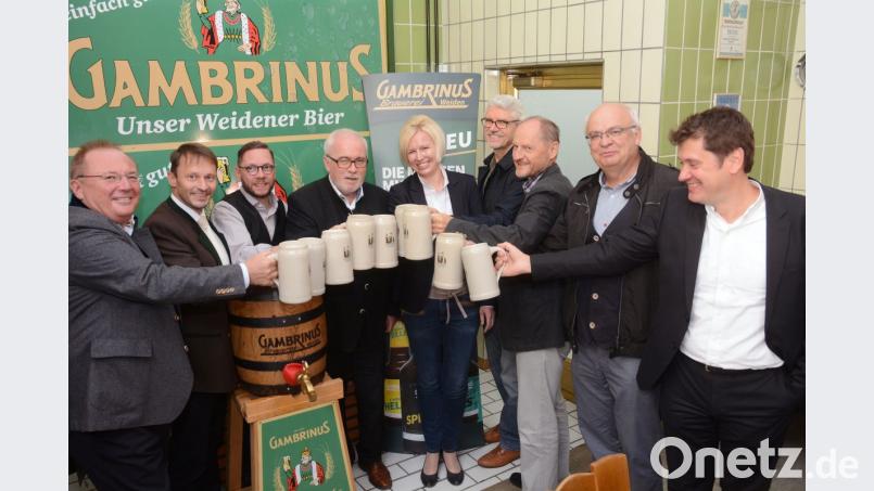 Erste Probe des neuen Festbiers in der Gambrinus-Brauerei, unter anderem mit Festwirt Gerhard Böckl, Bürgermeister Jens Meyer und dem Geschäftsführer der Gambrinus-Brauerei, Steffen Hartmann (von links). Bild: Gabi Schönberger
