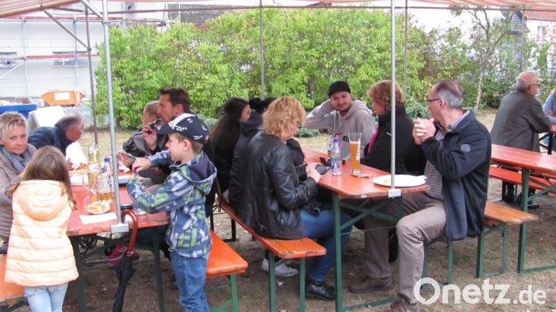 Die meisten Gäste genießen die Fischspezialitäten gleich beim Fest, Überdachungen hielten die Gäste trocken. Bild: sei