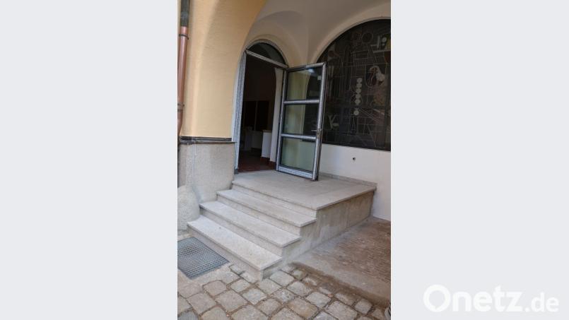 Im hinteren Bereich des Rathauses sind ebenfalls Brandschutztüren eingebaut worden. Der Sockel der Treppe wurde von der Vohenstraußer Firma Stein Schmidt verbreitert. Bild: ck