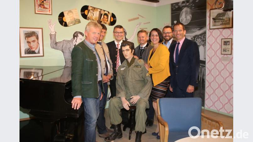Ein Bild mit dem King: CSU-Ortsvorsitzender Gerald Morgenstern, Bürgermeister Edgar Knobloch, Leiter der Staatskanzlei Florian Herrmann, Landtagsabgeordneter Tobias Reiß, Landtagskandidatin Tanja Renner, Bezirkstagskandidat Matthias Grundler und Bundestagsabgeordneter Albert Rupprecht. Bild: sne