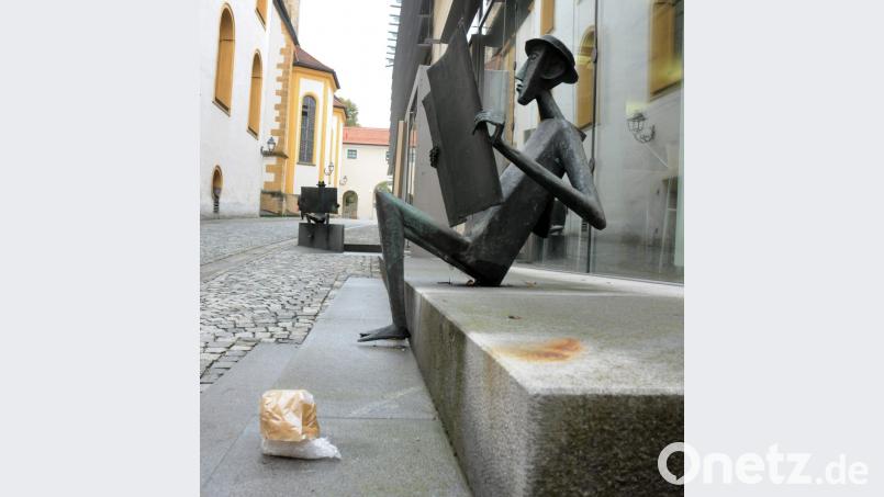 Zwangspause für eine Figur aus dem Zeitungsleser-Trio vor der Provinzialbibliothek. Sie hat das Altstadtfest im Juni nicht unbeschadet überstanden. Nur ein Auftritt-Sockel (im Vordergrund) weist darauf hin, dass einer der Leser derzeit fußkrank ist. Bild: Stephan Huber
