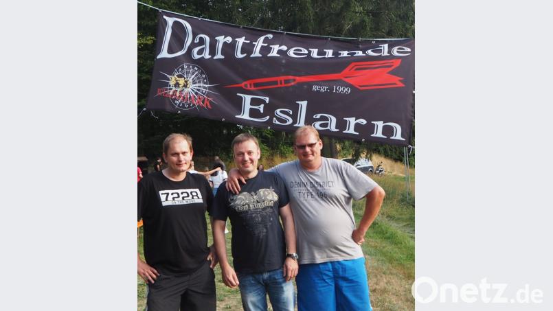 Vorsitzender Martin Bauer (rechts) und Hans-Jürgen Bauer (links), Kapitän der ersten Mannschaft, begrüßen den neuen Mitspieler Thomas Zipperer aus Weiherhammer. Bild: gz