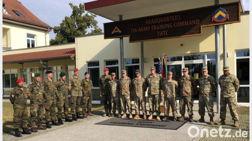 Amerikanische Soldaten des 7. US-Armee-Ausbildungskommandos bekommen Schützenschnüre der Bundeswehr verliehen. Oberst Timothy Davis (Zweiter von rechts) und Hauptmann Hans Jürgen Gmeiner (Siebter von links) nehmen die Auszeichnungen vor. Bild: mor