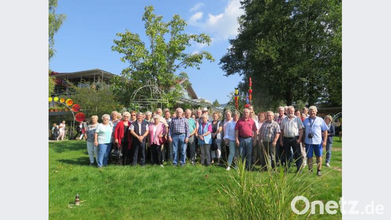 Sehr beeindruckt sind die Senioren vom Glasdorf Weinfurtner. Bild: jzk