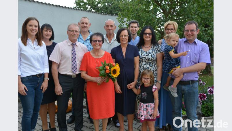 Nahezu die ganze Familie war zum 80. Geburtstag von Ingeborg Röckl (vorne, Mitte) gekommen. Es gratulierten auch Bürgermeister Max Bindl (Dritter von links) und Pfarrgemeinderatssprecher Richard Härtl (Vierter von links). Bild: jr