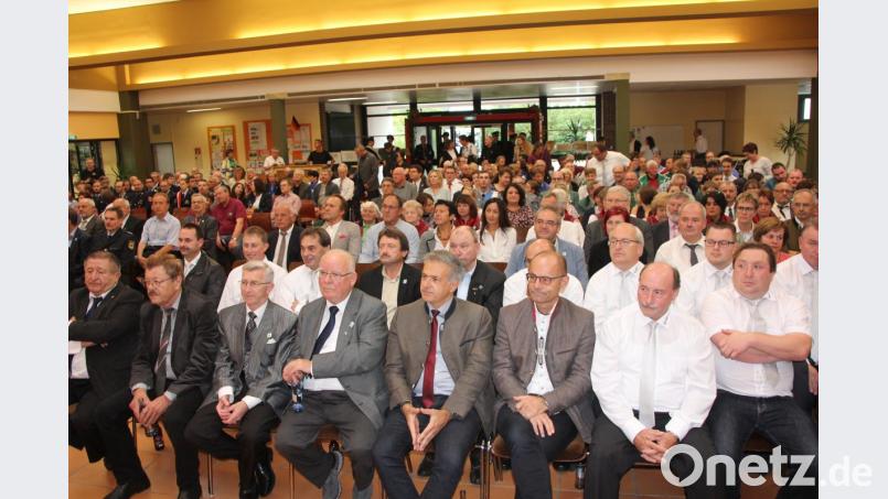 Der Saal ist mit rund 350 Besuchern gefüllt. Bild: kro
