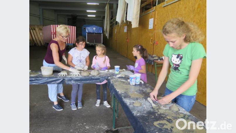 Viel Spaß haben die Mädchen beim Modellieren mit Beton in der Missionshalle. Bild: jzk
