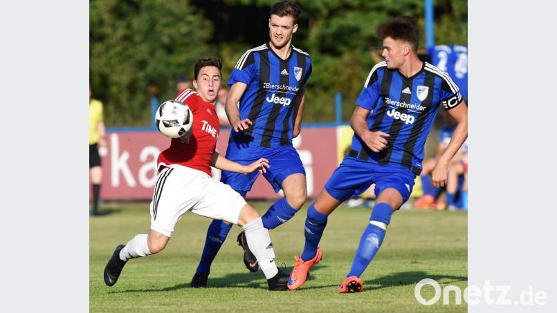 Der taumelnde SV Etzenricht um Sebastian Ermer (links, Szene aus der Partie gegen den TSV Kareth-Lappersdorf) ist in Burglengenfeld zum Siegen verpflichtet. Bild: btg