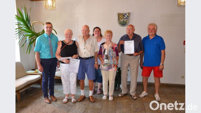 Über die Jahrzehnte lange Treue der Feriengäste zur Urlaubsgemeinde Moosbach freute sich Bürgermeister Hermann Ach (links) und ehrte sie mit einem kleinen Präsent. Begleitet wurden sie von den Vermietern. Bild: gi