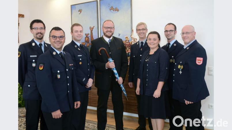 Eine Abordnung der Feurwehr Windischeschenbach mit Vorsitzendem Christian Münchmeier (Dritter von links) und Kommandant André Stessmann sprach bei Landrat Andreas Meier (Vierter von links) vor, um ihn als Ehrenschirmherren zu werben. Bild: Gabi Schönberger