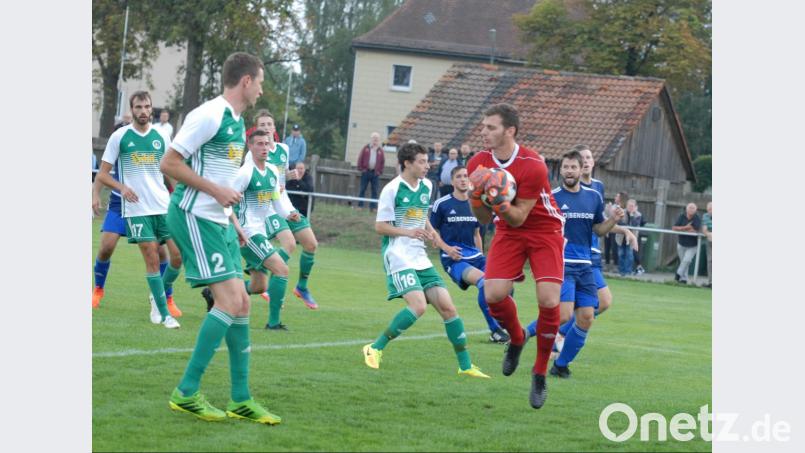 Der SV Mitterteich erkämpfte sich im Derby gegen den FC Vorwärts Röslau dank einer deutlichen Steigerung nach der Pause ein verdientes 1:1. Hier fängt SVM-Torwart Fabian Scharnagl einen Flankenball sicher ab. Bild: Rudi Gebert
