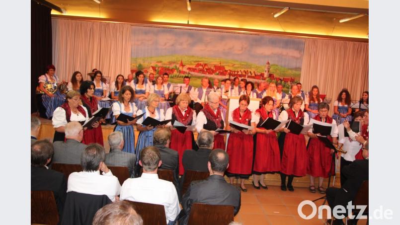 Das Rahmenprogramm gestalten der OWV-Chor und die &quot;Grenzlandbuam. Bild: kro