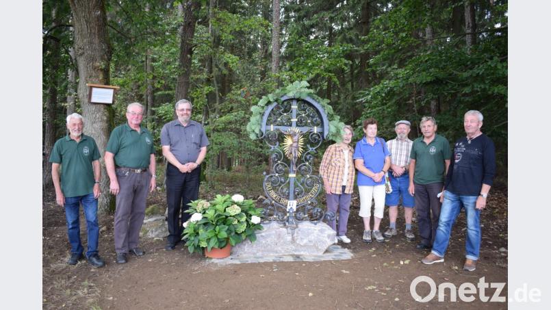 Das schmiedeeiserne Kreuz am Rossau-Aussichtspunkt erinnert an den Möbelfabrikaten Max Meier aus Wernberg. Die OWV Mitglieder Albert Wildenauer (links) und Erwin Hartinger (Zweiter von links) haben sich um die Restaurierung des Kreuzes besonders bemüht. Pfarrer Markus Ertl erteilte den kirchlichen Segen. Mit im Bild von rechts: Sepp Pirner, Paul Neblich, Hans und Barbara Prem und Edeltraud Zwack. Bild: bnr