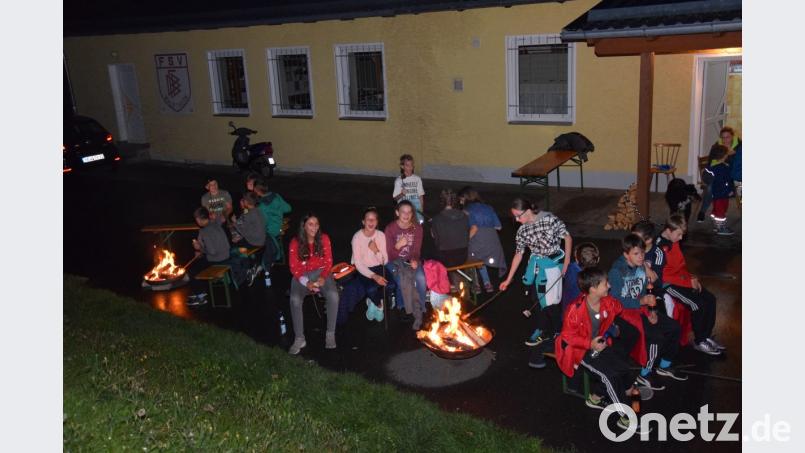 Die am Lagerfeuer &quot;selbstgebruzzelten&quot; Bratwürste ließen sich die Kinder nach der Nachtwanderung schmecken. Bild: fla