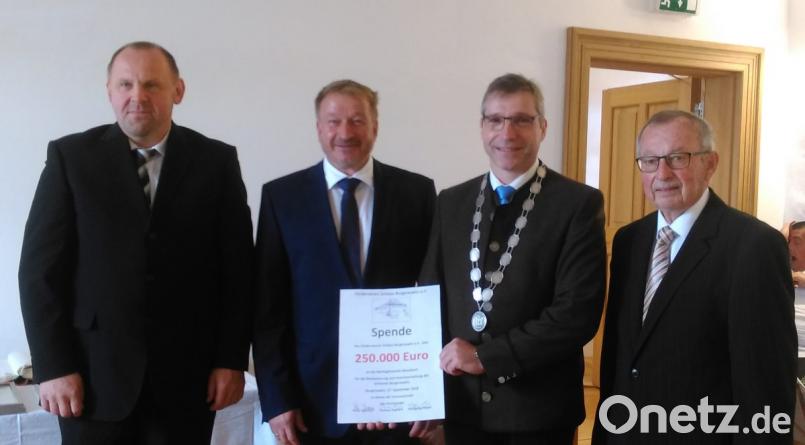 Die Vorsitzenden des Fördervereins, Peter Garreiss (rechts), Wolfgang Mayer und Thomas Hupfauf (von links), übergeben Bürgermeister Hermann Ach den Scheck über 250 000 Euro. Bild: ens
