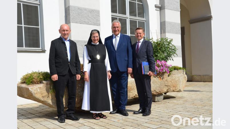 Innenminister Joachim Herrmann (Zweiter von rechts) besucht Äbtissin Laetita Fech. Dabei diskutieren sie Möglichkeiten, die für die Landesgartenschau geborenen Ideen trotzdem umzusetzen. Mit dabei sind zweiter Bürgermeister Karlheinz Hoyer und Landtagsabgeordneter Tobias Reiß (von links). Bild: exb