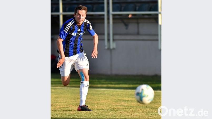 Moritz Zeitler brachte die SpVgg SV Weiden am Freitag beim TSV Kareth in der 19. Minute mit 1:0 in Führung. Am Ende aber musste sich die Scheler-Elf nach dem 3:3 mit einem Punkt begnügen. Bild: Alfred Schwarzmeier