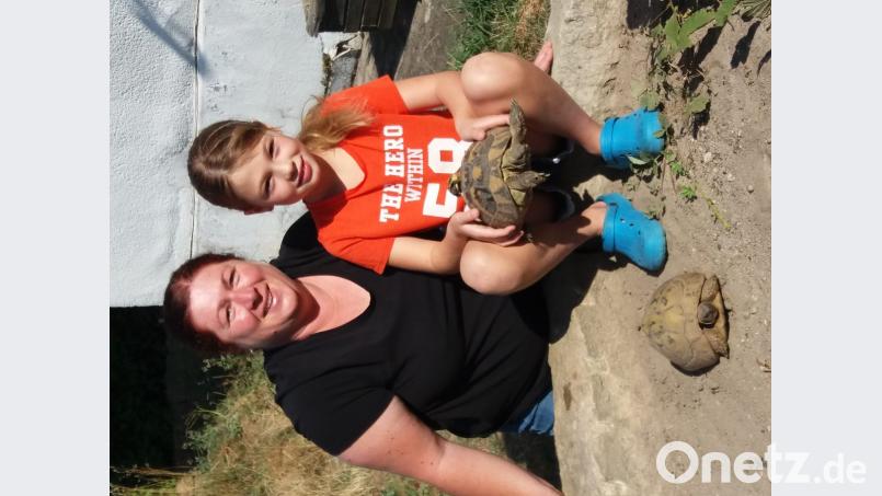 Heidi Edl mit Tochter Kim, einer drei Wochen alten Schildkröte und zwei Adulttieren. Bild: lym