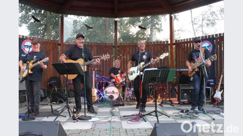 &quot;Back Beat&quot; mit Charlie Hero, Rick Britton, Alis Windisch, Chris Schaller und Bruno Hammer (von links) rockten zum Abschluss der Sommer-Serenaden noch einmal die Freizeitanlage mit ihrer Musik aus den Swinging Sixties. Bild: prh