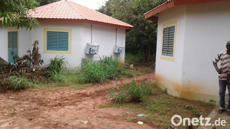 Sechs kleine Häuser für die Ruhestandspfarrer der Diözese Ziguinchor sind fertig. Im Oktober ist der Einzug - trotz Regenzeit - geplant. Bild: exb