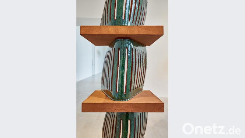 Bei „Welle“ (2017, Keramik, Glasur, MDF, 205 x 45 x 45 cm) beeindruckt das Wechselspiel zwischen quadratischen Holzplatten und organisch anmutenden grünen Keramikelementen. Bild:  Dejan Saric/Lothar-Fischer-Museum